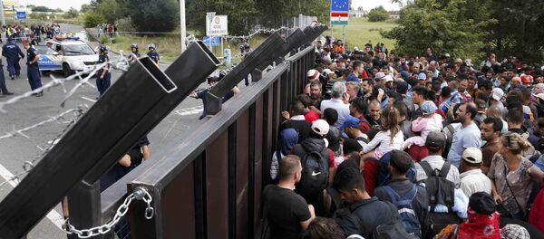 Người tị nạn trên biên giới Hungary và Serbia. Người tị nạn trên biên giới Hungary và Serbia. - Sputnik Việt Nam