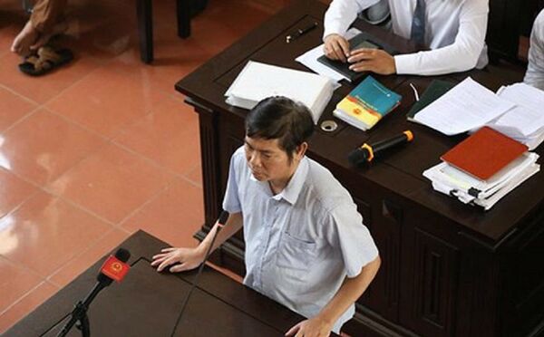 Ông Trần Văn Thắng từng xuất hiện tại phiên tòa hồi tháng 5/2018 sau 7 ngày vắng mặt, với tư cách người có trách nhiệm liên quan. Ở phiên tòa lần này, ông Thắng là bị cáo. Ông Trần Văn Thắng từng xuất hiện tại phiên tòa hồi tháng 5/2018 sau 7 ngày vắng mặt, với tư cách người có trách nhiệm liên quan. Ở phiên tòa lần này, ông Thắng là bị cáo. - Sputnik Việt Nam