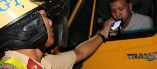 Việc kiểm tra nồng độ cồn bằng công nghệ quốc tế được thực hiện nhanh chóng hiệu quả. Việc kiểm tra nồng độ cồn bằng công nghệ quốc tế được thực hiện nhanh chóng hiệu quả. - Sputnik Việt Nam