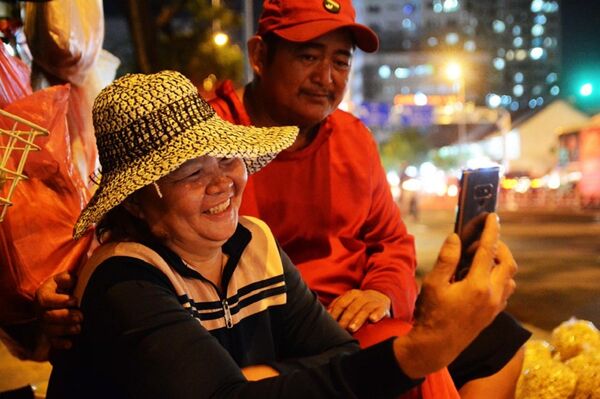 Người đàn ông 'nhảy múa, điên khùng' trên vỉa hè Sài Gòn. Bà Nghĩa bật cười vì những biểu cảm đáng yêu của chồng - Sputnik Việt Nam