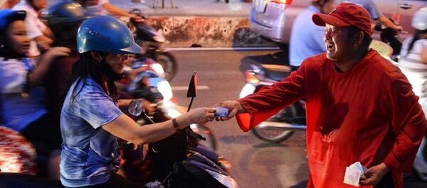 Chú Ba Chánh vừa bán vừa chúc Tết mọi người - Sputnik Việt Nam