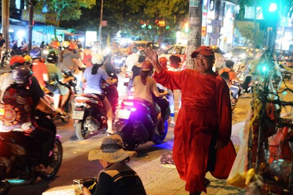 Rong ruổi 13 năm ở TP.HCM, ông Chánh nuôi 3 người con ăn học - Sputnik Việt Nam