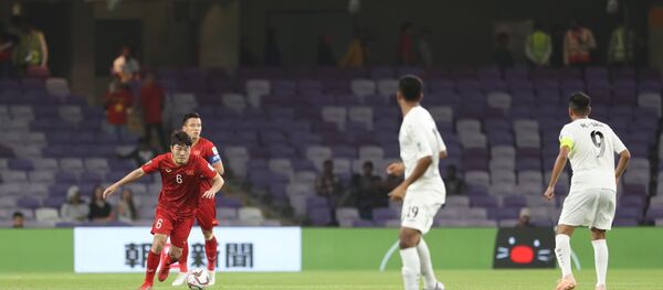 Cầu thủ Xuân Trường kiến tạo đường chuyền cho động đội (hiệp 1). - Sputnik Việt Nam