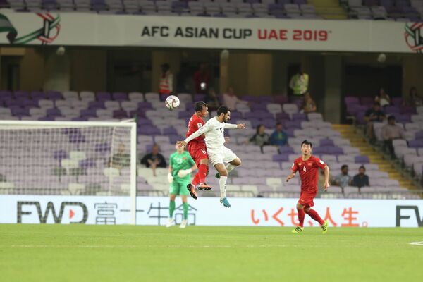 Cầu thủ Trọng Hoàng bật cao đánh đầu phá bóng (hiệp 1).  - Sputnik Việt Nam