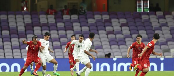 Cầu thủ Trọng Hoàng nỗ lực đi bóng qua cầu thủ đối phương (hiệp 1). - Sputnik Việt Nam