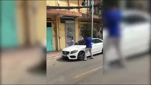 Cụ bà tay dao tay búa đập Mercedes vì đỗ trước cửa nhà