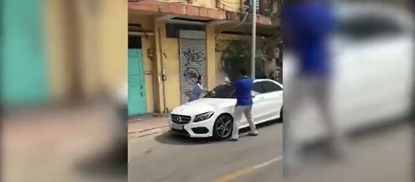 Cụ bà tay dao tay búa đập Mercedes vì đỗ trước cửa nhà - Sputnik Việt Nam
