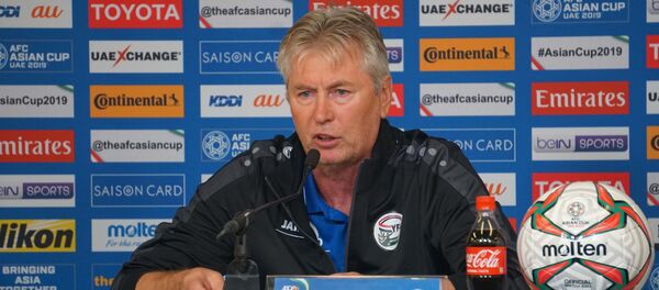 HLV trưởng đội tuyển Yemen Jan Kocian tại buổi họp báo sau khi kết thúc trận đấu. - Sputnik Việt Nam