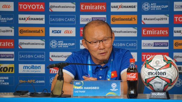 HLV trưởng đội tuyển Việt Nam Park Hang-seo tại buổi họp báo sau khi kết thúc trận đấu.  - Sputnik Việt Nam