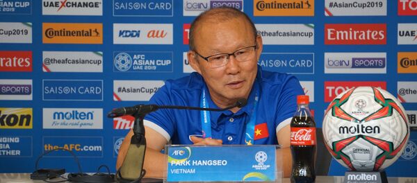 HLV trưởng đội tuyển Việt Nam Park Hang-seo tại buổi họp báo sau khi kết thúc trận đấu. - Sputnik Việt Nam