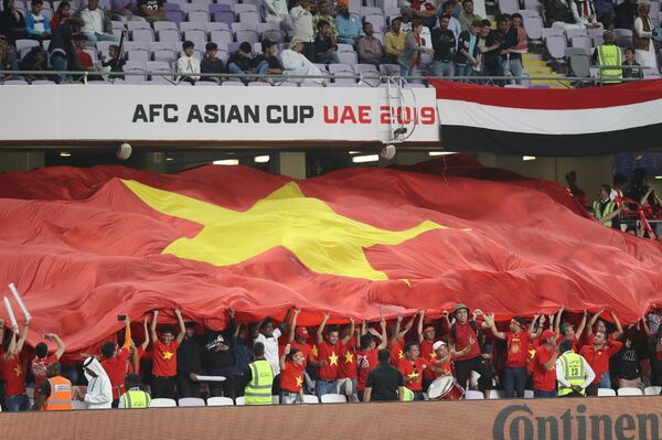 Rất đông CĐV Việt Nam đã đến sân để cổ vũ, tiếp thêm động lực cho đội nhà thi đấu và giành chiến thắng.  - Sputnik Việt Nam