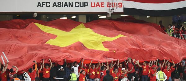 Rất đông CĐV Việt Nam đã đến sân để cổ vũ, tiếp thêm động lực cho đội nhà thi đấu và giành chiến thắng. - Sputnik Việt Nam