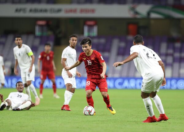 Tiền vệ Quang Hải (19) tiếp tục có một trận thi đấu ấn tượng, trong đó có pha sút phạt đẳng cấp mở tỷ số trận đấu ở phút thứ 39.  - Sputnik Việt Nam