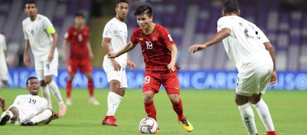 Tiền vệ Quang Hải (19) tiếp tục có một trận thi đấu ấn tượng, trong đó có pha sút phạt đẳng cấp mở tỷ số trận đấu ở phút thứ 39. - Sputnik Việt Nam