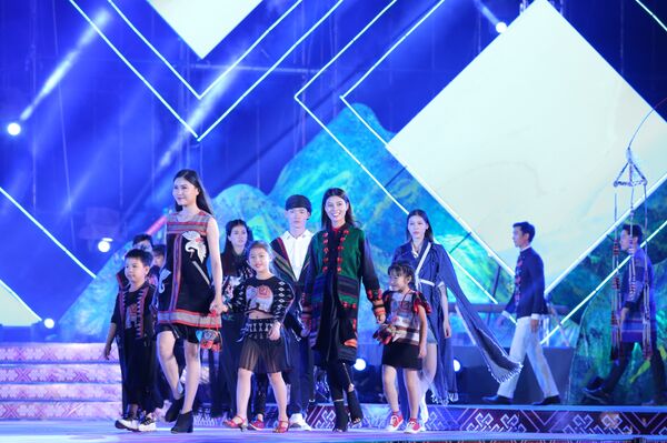 Biểu diễn trang mục từ chất liệu thổ cẩm - Sputnik Việt Nam