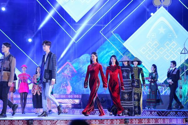 Biểu diễn trang mục từ chất liệu thổ cẩm - Sputnik Việt Nam