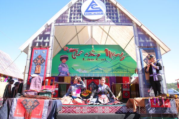 Gian trưng bày thổ cẩm dân tộc Mông - Sputnik Việt Nam