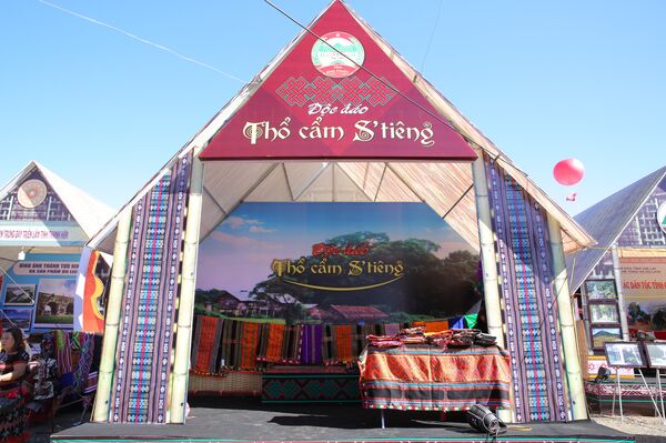 Gian trưng bày thổ cẩm dân tộc S'tiêng - Sputnik Việt Nam