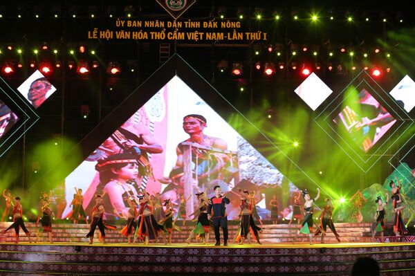 Một tiết mục trong đêm khai mạc Lễ hội thổ cẩm Việt Nam lần I - Sputnik Việt Nam