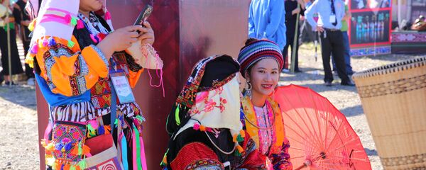 Những cô gái Tây Nguyên trong trang phục thổ cẩm truyền thống - Sputnik Việt Nam