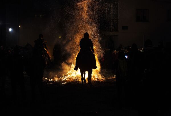 Kỵ sĩ cưỡi ngựa nhảy vọt qua ngọn lửa trong lễ hội Las Luminarias hàng năm ở làng San Bartolome de Pinares của Tây Ban Nha - Sputnik Việt Nam