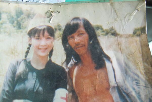 Ông Ba Son và tấm hình chụp cùng diễn viên điện ảnh Diễm Hương mà ông coi như bảo vật. Ông Ba Son và tấm hình chụp cùng diễn viên điện ảnh Diễm Hương mà ông coi như bảo vật. - Sputnik Việt Nam