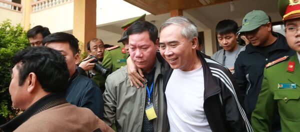 Ông Trương Qúy Dương được người thân đưa về sau phiên tòa - Sputnik Việt Nam