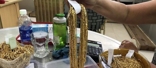 2 đối tượng đưa hơn 14,3 kg vàng không rõ nguồn gốc đi bán - Sputnik Việt Nam