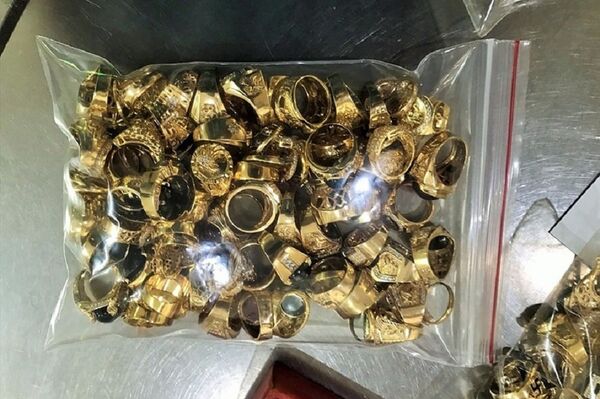 Số vàng tây mà 2 đối tượng đem bán là hơn 230 lượng - Sputnik Việt Nam