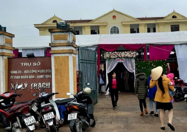 Rạp cưới được dựng ngay trong sân trụ sở UBND xã Lý Trạch trong ngày làm việc bình thường 17-1 Rạp cưới được dựng ngay trong sân trụ sở UBND xã Lý Trạch trong ngày làm việc bình thường 17-1 - Sputnik Việt Nam