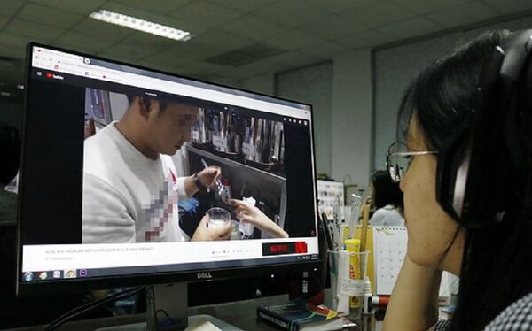 Một cá nhân làm clip chế biến thực phẩm phát trên YouTube có thu nhập cao, theo quy định phải nộp thuế Một cá nhân làm clip chế biến thực phẩm phát trên YouTube có thu nhập cao, theo quy định phải nộp thuế - Sputnik Việt Nam