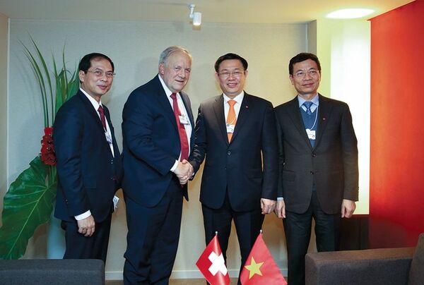 Phó Thủ tướng Vương Đình Huệ dẫn đầu đoàn Việt Nam tham dự Hội nghị thường niên lần thứ 48 Diễn đàn Kinh tế thế giới tại Davos, Thụy Sĩ, tháng 1/2018. Phó Thủ tướng Vương Đình Huệ dẫn đầu đoàn Việt Nam tham dự Hội nghị thường niên lần thứ 48 Diễn đàn Kinh tế thế giới tại Davos, Thụy Sĩ, tháng 1/2018. - Sputnik Việt Nam