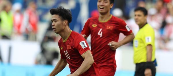 Công Phượng ăn mừng bàn thắng cân bằng tỷ số 1-1. Công Phượng ăn mừng bàn thắng cân bằng tỷ số 1-1. - Sputnik Việt Nam