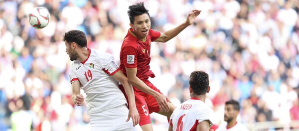 Pha tranh bóng trên không của Đoàn Văn Hậu. Pha tranh bóng trên không của Đoàn Văn Hậu. - Sputnik Việt Nam