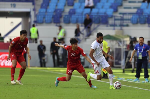 Đoàn Văn Hậu (số 5) và Phan Văn Đức tranh bóng với Mousa Suleiman.  - Sputnik Việt Nam