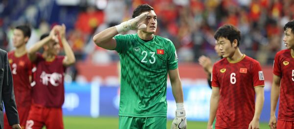 Thủ môn Văn Lâm chào cảm ơn CĐV Việt Nam Thủ môn Văn Lâm chào cảm ơn CĐV Việt Nam - Sputnik Việt Nam