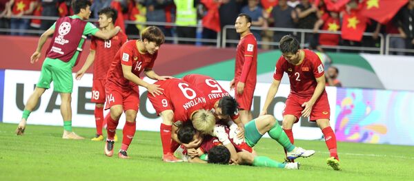 Đội tuyển Việt Nam ăn mừng khi lần thứ 2 có mặt ở vòng tứ kết Asian Cup, sau lần đầu tiên vào năm 2007. Đội tuyển Việt Nam ăn mừng khi lần thứ 2 có mặt ở vòng tứ kết Asian Cup, sau lần đầu tiên vào năm 2007. - Sputnik Việt Nam