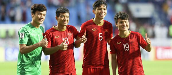 Bùi Tiến Dũng, Hà Đức Chinh, Đoàn Văn Hậu và Nguyễn Quang Hải ăn mừng cùng cổ động viên trên sân vận động Al-Maktoum. - Sputnik Việt Nam