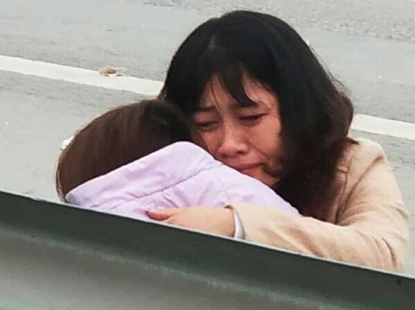 Người thân các nạn nhân ôm nhau khóc tại hiện trường.  - Sputnik Việt Nam