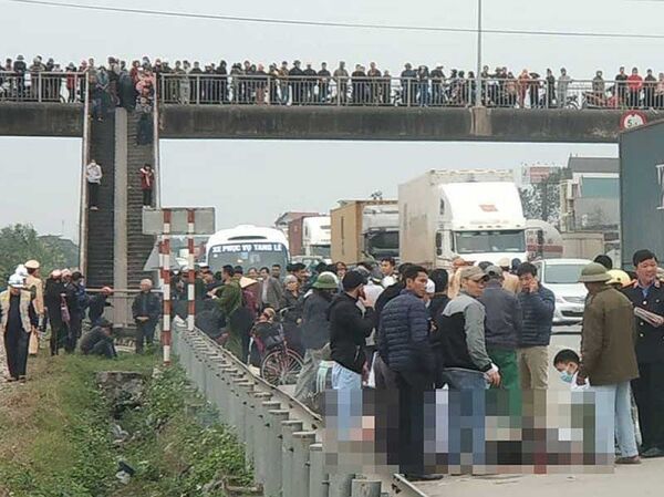 Khi đoàn người đi bộ sát lan can để lên cầu vượt thì bị xe tải lao vào.  - Sputnik Việt Nam