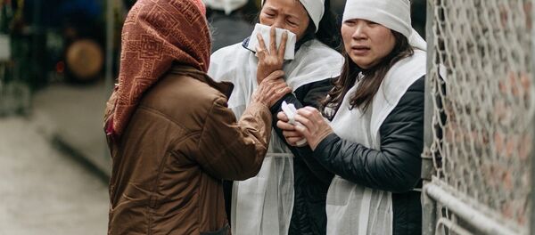 Người nhà nạn nhân khóc ngất trước sự việc kinh hoàng ngày hôm qua - Sputnik Việt Nam