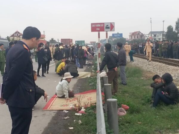 Người thân các nạn nhân than khóc bên thi thể người thân. Các nạn nhân vụ TNGT này đều là cán bộ xã Kim Lương - Sputnik Việt Nam