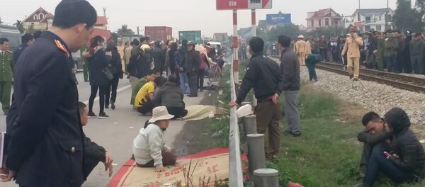 Người thân các nạn nhân than khóc bên thi thể người thân. Các nạn nhân vụ TNGT này đều là cán bộ xã Kim Lương - Sputnik Việt Nam