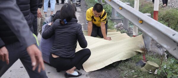 Người thân các nạn nhân khóc than bên thi thể người thân - Sputnik Việt Nam