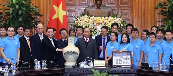 Thủ tướng Nguyễn Xuân Phúc tặng quà lưu niệm cho Trung tâm Vũ trụ Việt Nam thuộc Viện Hàn lâm Khoa học và Công nghệ Việt Nam - Sputnik Việt Nam