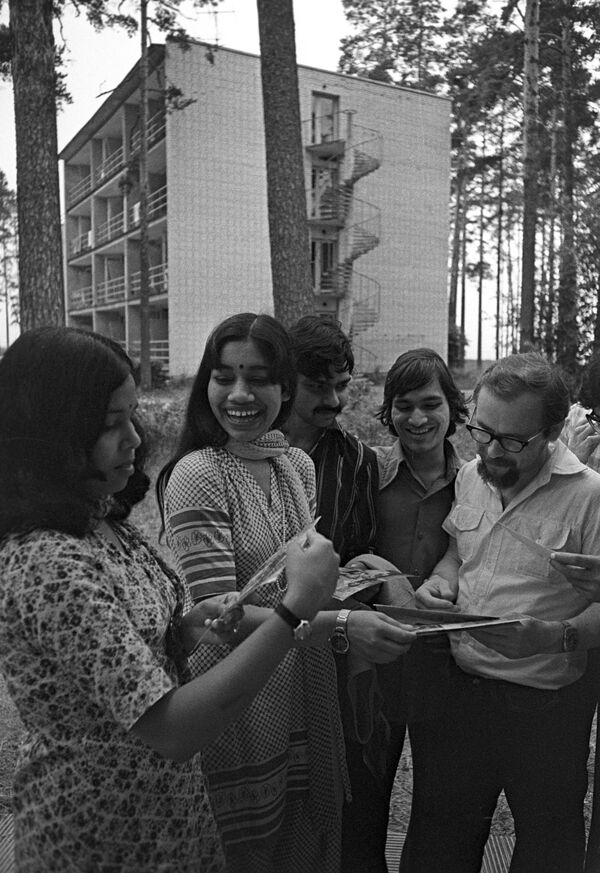 Sinh viên nước ngoài từ các trường đại học Leningrad đi nghỉ trong nhà điều dưỡng Sóng biển - Sputnik Việt Nam