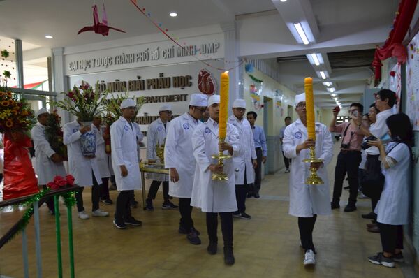 Sinh viên xếp thành hàng dài, cúi đầu thành kính đi từ giảng đường đến khoa giải phẫu, nơi chứa những thi hài - Sputnik Việt Nam