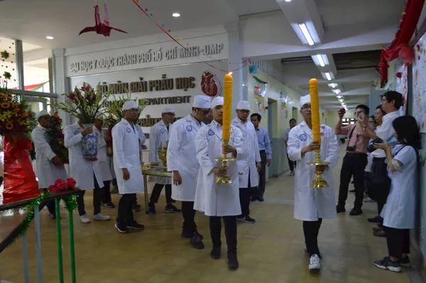 Sinh viên xếp thành hàng dài, cúi đầu thành kính đi từ giảng đường đến khoa giải phẫu, nơi chứa những thi hài Sinh viên xếp thành hàng dài, cúi đầu thành kính đi từ giảng đường đến khoa giải phẫu, nơi chứa những thi hài - Sputnik Việt Nam