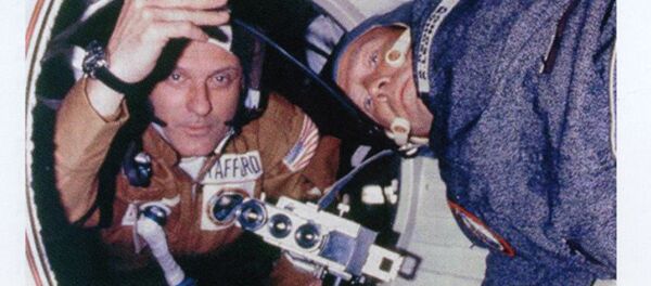 Thomas Stafford và Alexey Leonov với máy ảnh không gian K3A trên quỹ đạo trong khuôn khổ dự án Apollo - Soyuz Thomas Stafford và Alexey Leonov với máy ảnh không gian K3A trên quỹ đạo trong khuôn khổ dự án Apollo - Soyuz - Sputnik Việt Nam