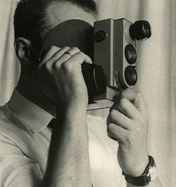 Nhà thiết kế Liên Xô Vladimir Runge với máy ảnh K3 Nhà thiết kế Liên Xô Vladimir Runge với máy ảnh K3 - Sputnik Việt Nam